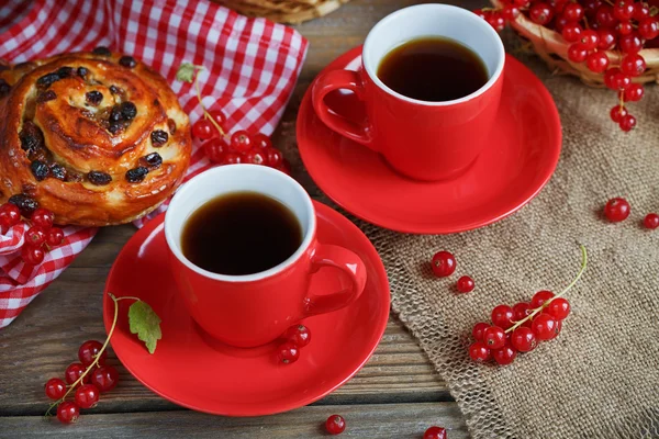 Frisch gebackene Brötchen mit einer Tasse Kaffee — Stockfoto