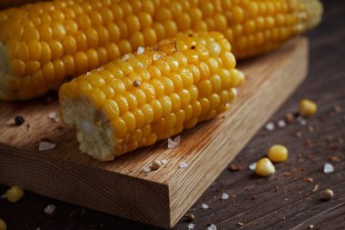 Altın mısır mısır koçanı petrol, otlar ve tuz rustik ahşap tablo