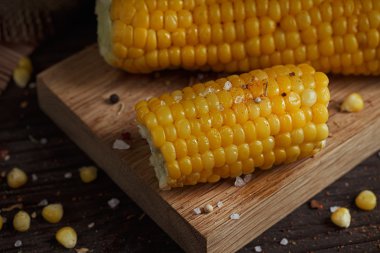 Altın mısır mısır koçanı petrol, otlar ve tuz rustik ahşap tablo