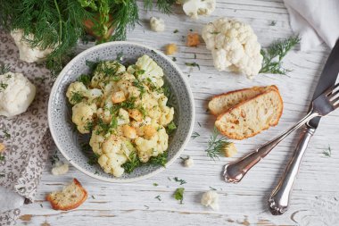 Petrol ve otlar ile pişirilmiş karnabahar