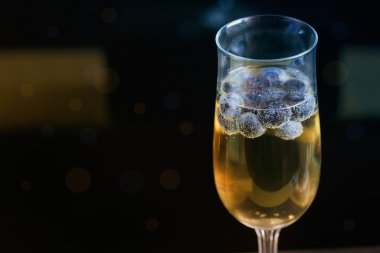 Bardak şampanya yaban mersini ile