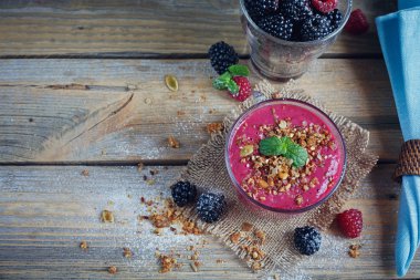 Lezzetli blackberry ve ahududu güler yüzlü, detoks yoğurt veya MIL