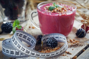 Lezzetli blackberry ve ahududu güler yüzlü, detoks yoğurt veya MIL