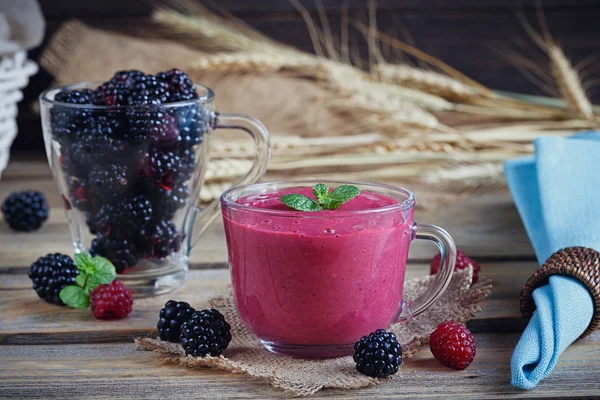 Finom blackberry és málna smoothie, méregtelenítő, joghurt vagy mil — Stock Fotó