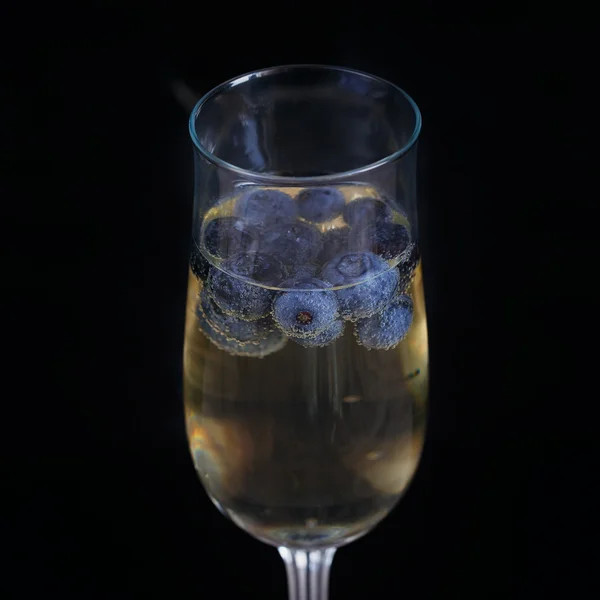 Verres de champagne aux myrtilles — Photo