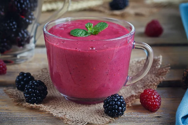 Delicioso batido de amora e framboesa, iogurte desintoxicante ou mil — Fotografia de Stock