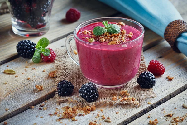 Finom blackberry és málna smoothie, méregtelenítő, joghurt vagy mil — Stock Fotó