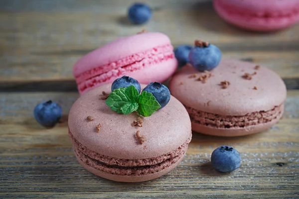 Macaroon with fresh blueberries and chocolate on rustic wooden b — Stock Photo, Image