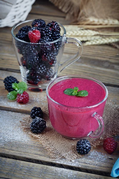 Finom blackberry és málna smoothie, méregtelenítő, joghurt vagy mil — Stock Fotó