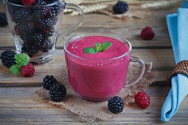 Finom blackberry és málna smoothie, méregtelenítő, joghurt vagy mil — Stock Fotó