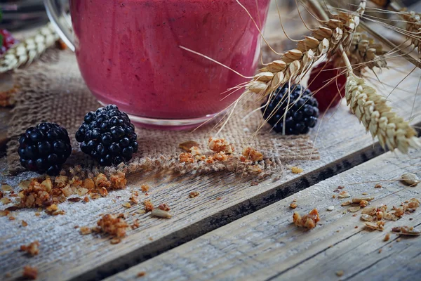 Νόστιμα blackberry και smoothie βατόμουρο, detox γιαούρτι ή mil — Φωτογραφία Αρχείου