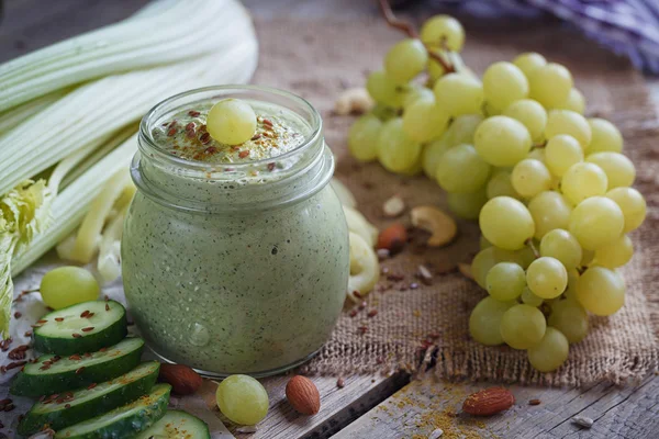 Smoothie verde orgânico fresco com pepino, salsa, uvas e — Fotografia de Stock