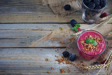 Lezzetli blackberry ve ahududu güler yüzlü, detoks yoğurt veya MIL