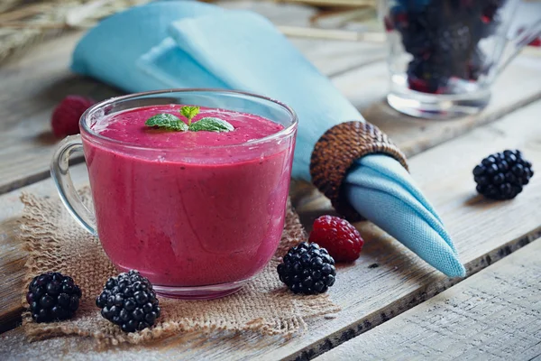 Finom blackberry és málna smoothie, méregtelenítő, joghurt vagy mil — Stock Fotó