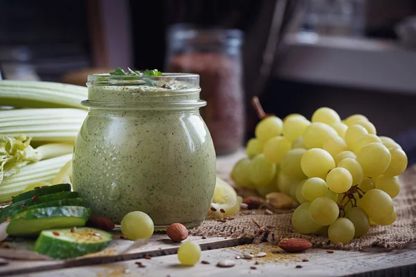 Свежий органический зеленый смузи с огурцом, петрушкой, виноградом и — стоковое фото