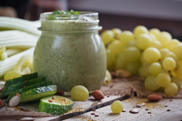 Smoothie verde orgânico fresco com pepino, salsa, uvas e — Fotografia de Stock