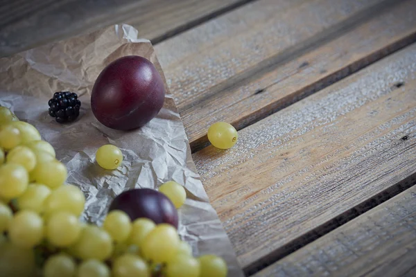 Mistura de frutas e bagas frescas no fundo de madeira rústico — Fotografia de Stock