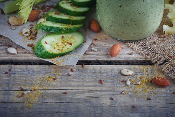 キュウリ、パセリ、セロリと新鮮な有機緑のスムージー — ストック写真