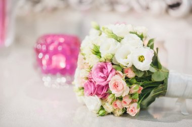 Beautiful bride için renkli buket düğün. Gelin aksesuarları