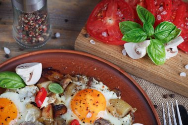 Kızarmış yumurta mantar, domates ve fesleğen rustik ahşap t