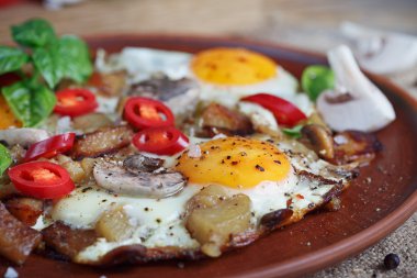 Kızarmış yumurta mantar, domates ve fesleğen rustik ahşap t