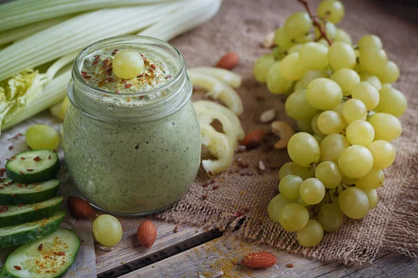 Smoothie verde orgânico fresco com pepino, salsa, uvas e — Fotografia de Stock
