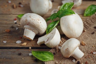 Taze mantar ve sarımsak ahşap arka plan üzerinde