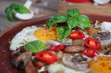 Kızarmış yumurta mantar, domates ve fesleğen rustik ahşap t