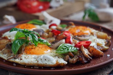 Kızarmış yumurta mantar, domates ve fesleğen rustik ahşap t