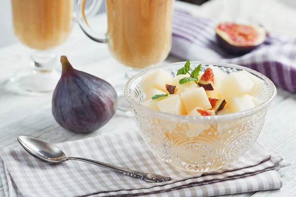 Lahodné čerstvé melounu a fíkovou smoothie ve sklenici s plátkem — Stock fotografie