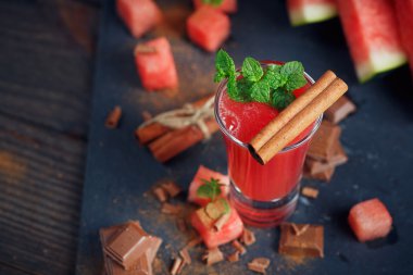 Lezzetli taze karpuz kokteyl, çikolata ve CI parçalar