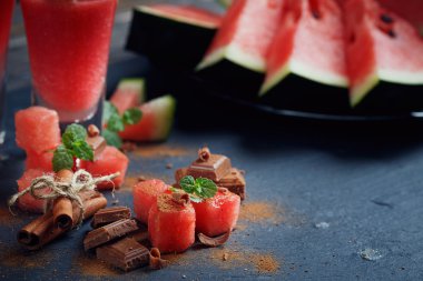 Lezzetli taze karpuz kokteyl, çikolata ve CI parçalar