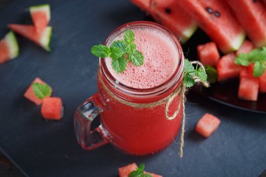 Lezzetli taze karpuz güler yüzlü.