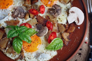 Kızarmış yumurta mantar, domates ve fesleğen rustik ahşap t