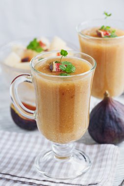 Bir taze kavun ve incir güler yüzlü lezzetli bir cam bir dilim