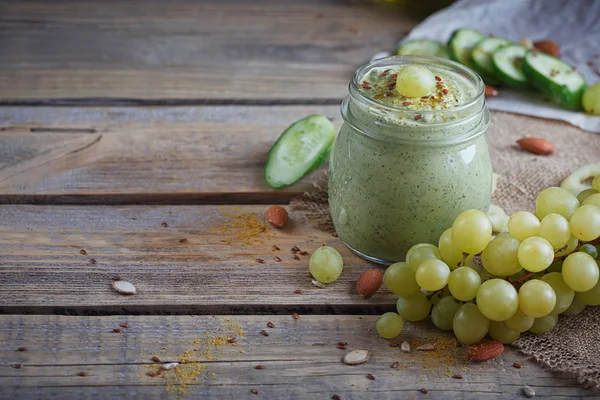 Smoothie verde orgânico fresco com pepino, salsa, uvas e — Fotografia de Stock
