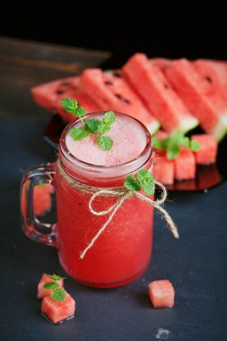 Lezzetli taze karpuz güler yüzlü.