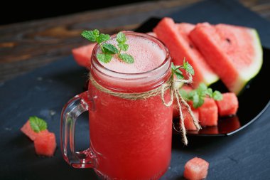 Lezzetli taze karpuz güler yüzlü.