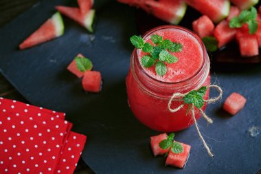 Lezzetli taze karpuz güler yüzlü.