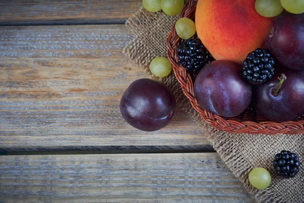 Смесь свежих ягод и фруктов на деревенском деревянном фоне — стоковое фото