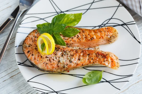 Filete de salmón a la parrilla con limón y hierbas . — Foto de Stock