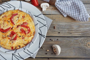 Soğan, domates ve mantarlı omlet