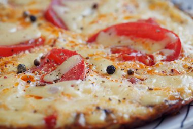 Soğan, domates ve mantarlı omlet