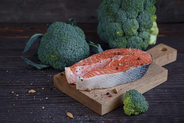 Filete de salmón crudo con sal marina, pimienta y brócoli — Foto de Stock