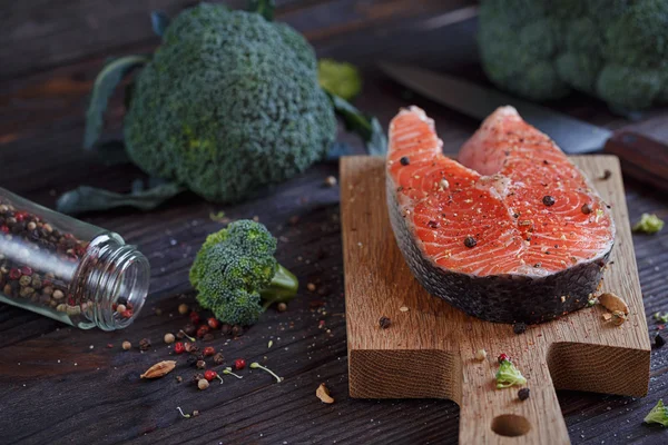 Filete de salmón crudo con sal marina, pimienta y brócoli — Foto de Stock