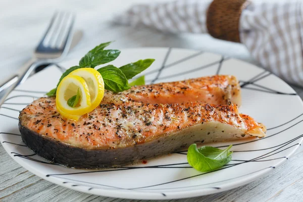 Filete de salmón a la parrilla con limón y hierbas . — Foto de Stock