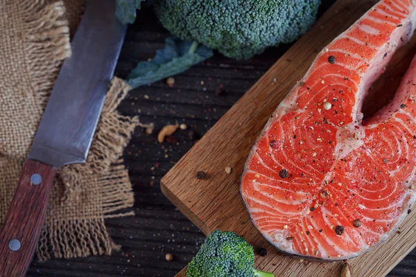 Filete de salmón crudo con sal marina, pimienta y brócoli — Foto de Stock