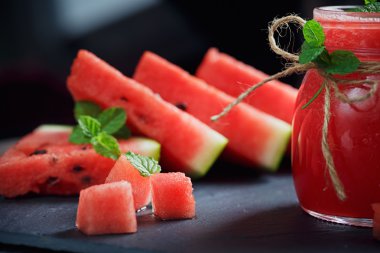 Lezzetli taze karpuz güler yüzlü.