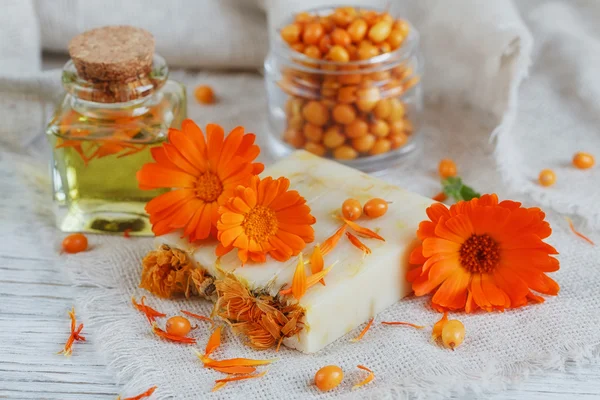 Natuurlijke, handgemaakte zeep met calendula en zee duindoorn — Stockfoto