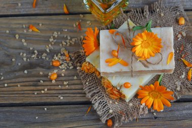 Calendula (pot kadife çiçeği) ve deniz-buck ile doğal el yapımı Sabun